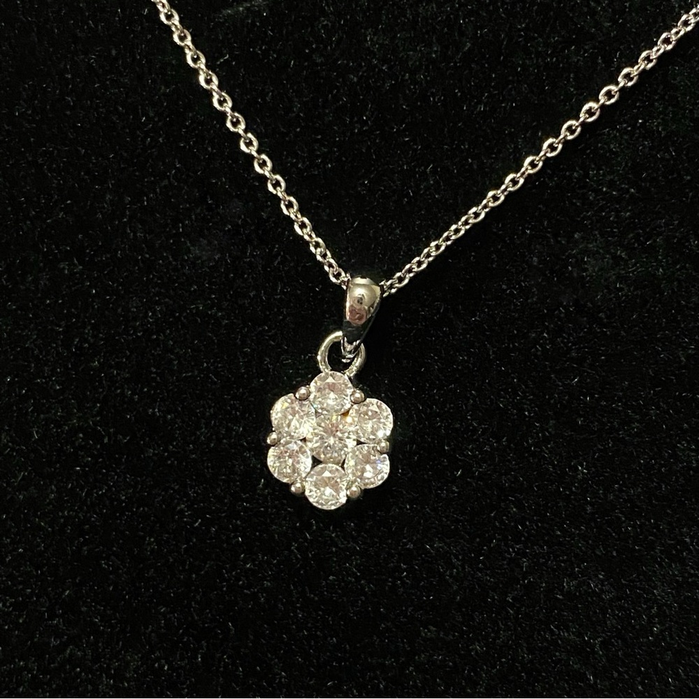 JONES NEW YORK Annabelle Necklace small white flower pedant silver thin chain - Picture 2 of 9